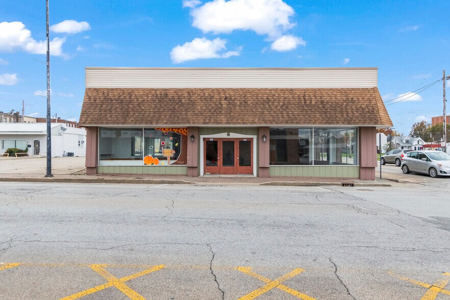 More Photos Of 222 W Main Cross St, Taylorville Showroom For Sale