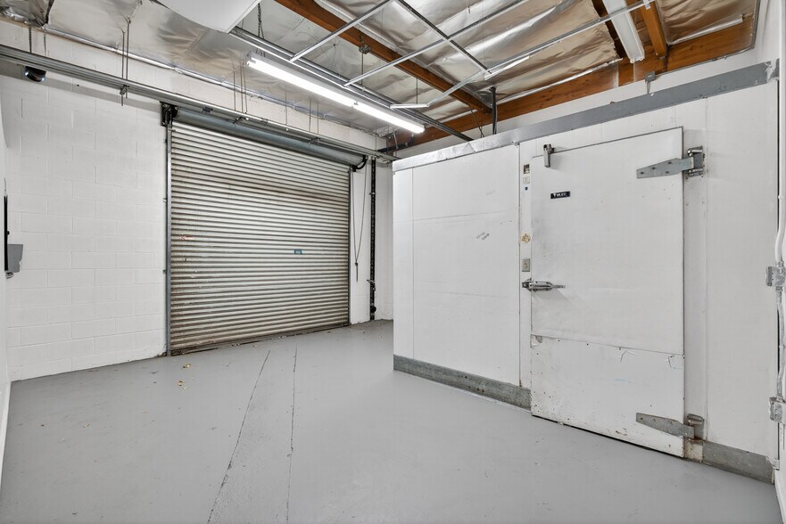 More Photos Of 8116-8144 Deering Ave, Canoga Park Warehouse For Lease