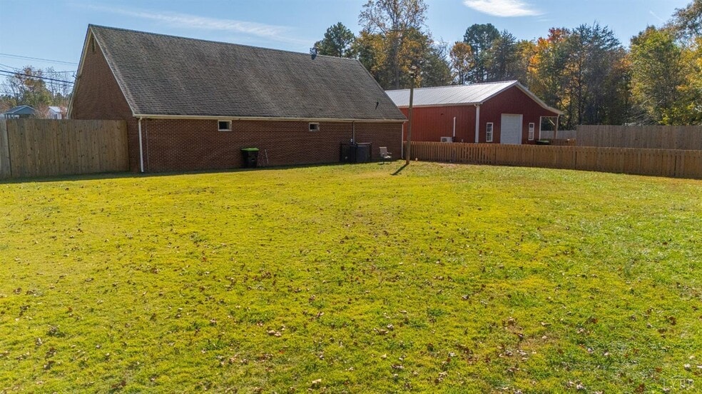 More Photos Of 273 Riverbend Rd, Altavista Showroom For Sale