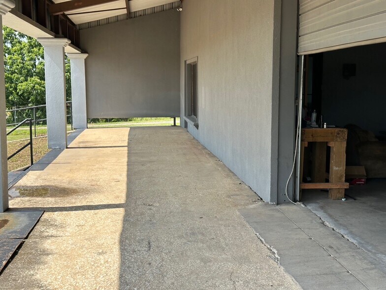 More Photos Of 3111 S Travis St, Sherman Distribution For Lease