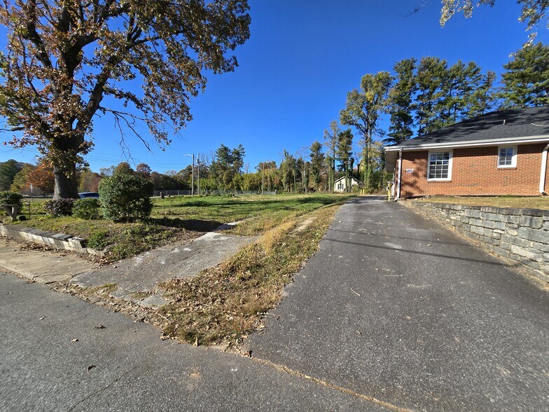 More Photos Of 913 9th Ave W, Hendersonville Skilled Nursing Facility For Sale