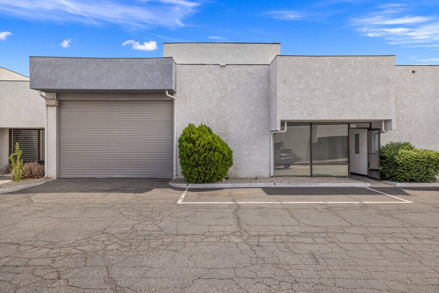 More Photos Of 800 S Vella Rd, Palm Springs Warehouse For Lease