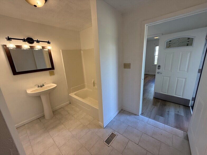 More Photos Of 458 Locust St, Middletown Office For Lease