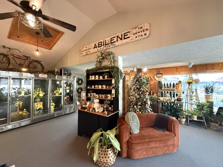 More Photos Of 421 N Spruce St, Abilene Freestanding For Sale