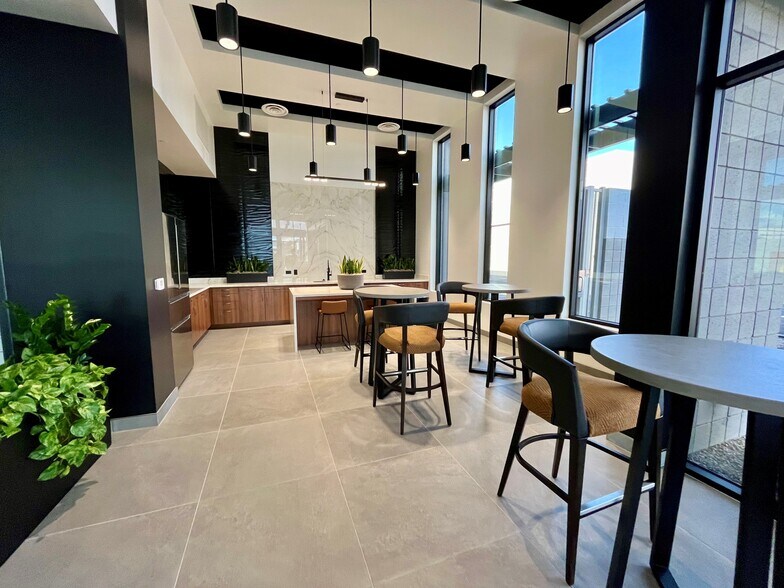 More Photos Of 7317 E Helm Dr, Scottsdale Self Storage For Sale