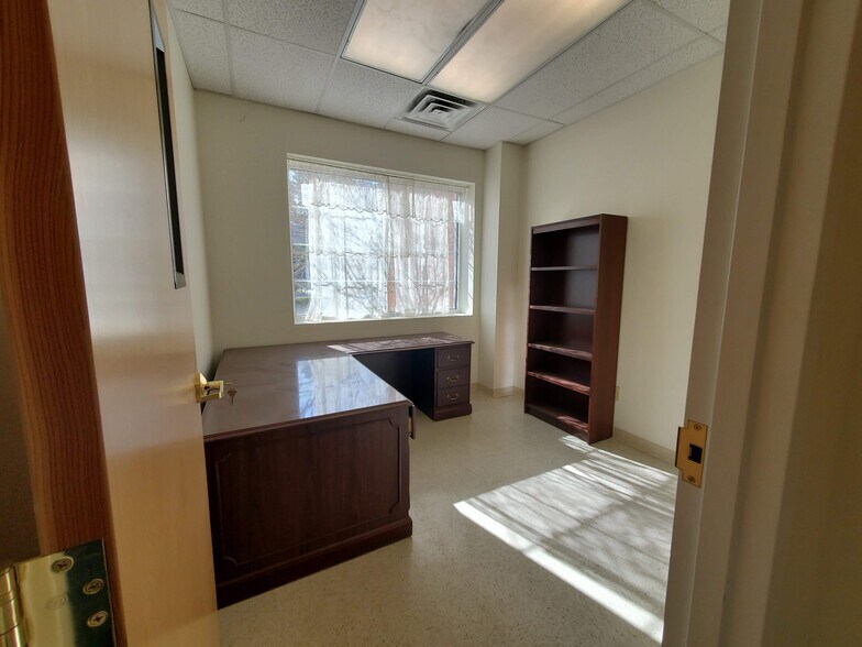 More Photos Of 238 Bay St, Queensbury Showroom For Lease