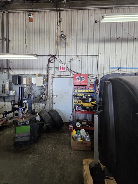 More Photos Of 6401 Thompson Rd, Syracuse Auto Repair For Lease
