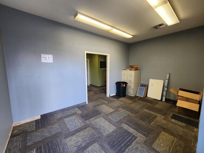 More Photos Of 5771-5791 E Shields Ave, Fresno Warehouse For Lease