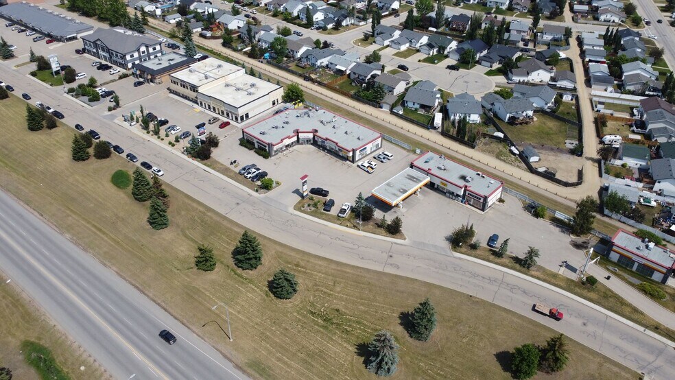 More Photos Of 5009 PArkwood Rd, Blackfalds Storefront For Sale