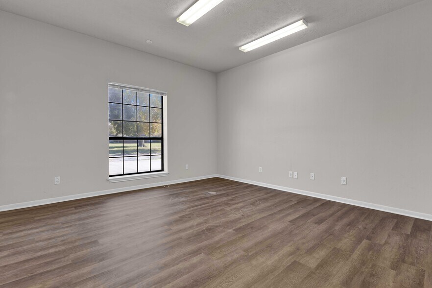 More Photos Of 1522 Sam Houston St, Liberty Office For Sale
