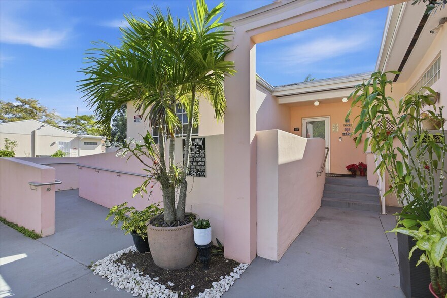 More Photos Of 980 NE 126th St, North Miami Medical For Lease