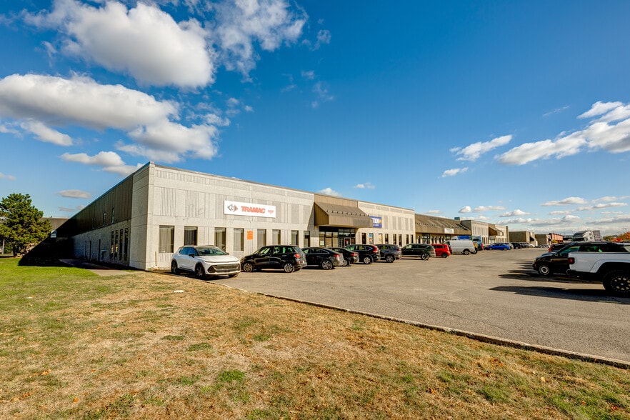 More Photos Of 3401-3421 Boul Industriel, Laval Light Distribution For Lease