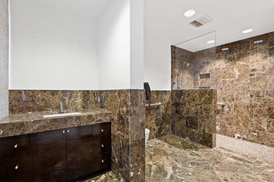 More Photos Of 270 N Canon Dr, Beverly Hills Office For Lease