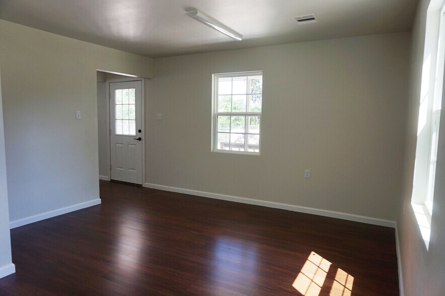 More Photos Of 18688 Summer Hills Blvd, Porter Light Manufacturing For Lease