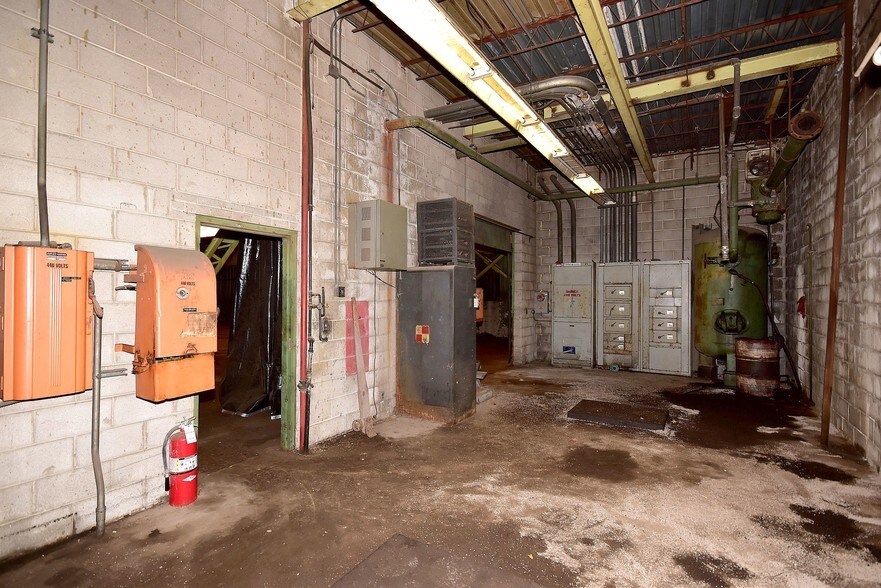 More Photos Of 420 Woodruff Rd, Joliet Warehouse For Lease