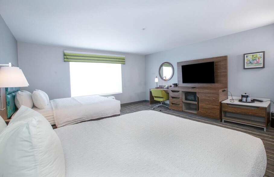 More Photos Of 2700 Green Oaks Rd, Fort Worth Hotel For Sale