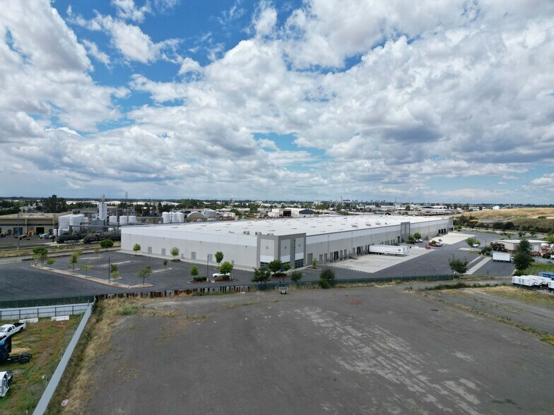 More Photos Of 8670 Fruitridge Rd, Sacramento Warehouse For Lease