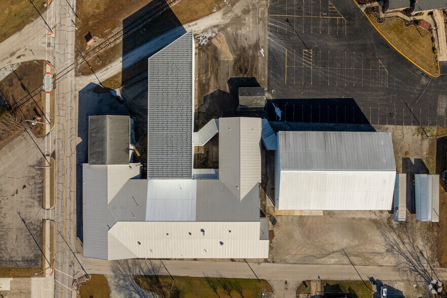 More Photos Of 310 Union St, Russiaville Warehouse For Lease