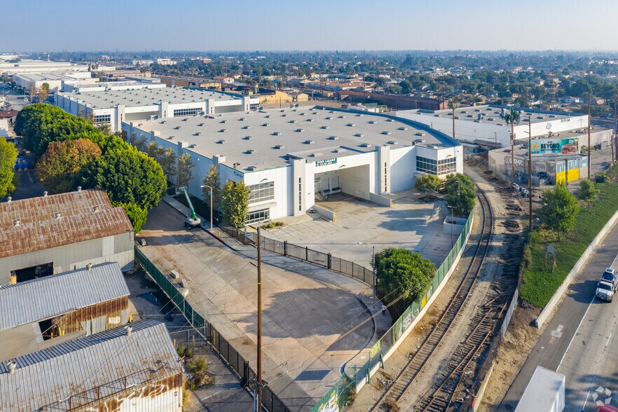 More Photos Of 5560-5564 E 61st St, Commerce Manufacturing For Lease