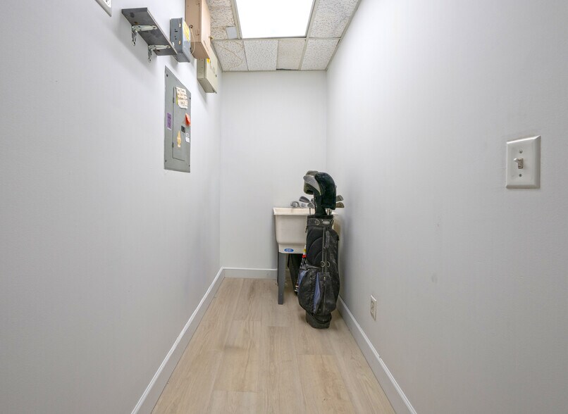 More Photos Of 1989 N Opdyke Rd, Auburn Hills Freestanding For Sale