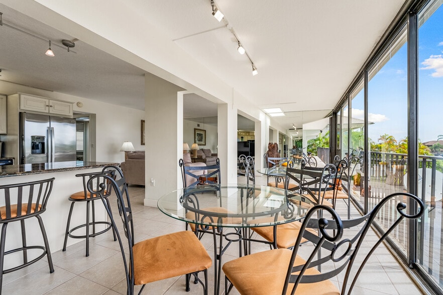 More Photos Of 23 Royal Palm Pointe, Vero Beach Restaurant For Sale