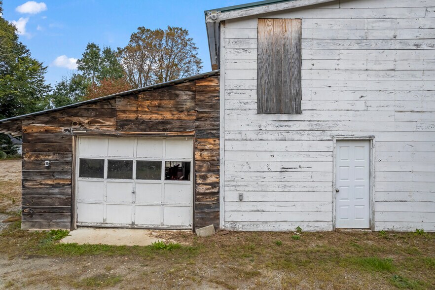 More Photos Of 680 Maine Ave, Farmingdale Storefront Retail Office For Lease