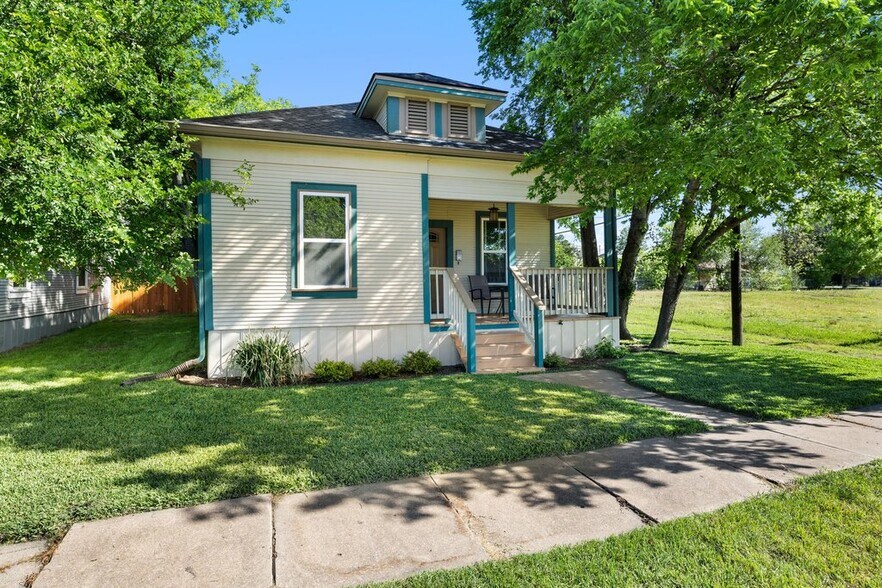 More Photos Of 314 W 3rd St, Taylor Multifamily For Sale