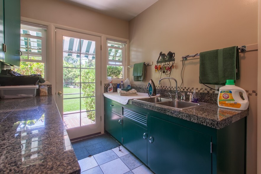 More Photos Of 376 W Yaney St, Bishop Hotel For Sale