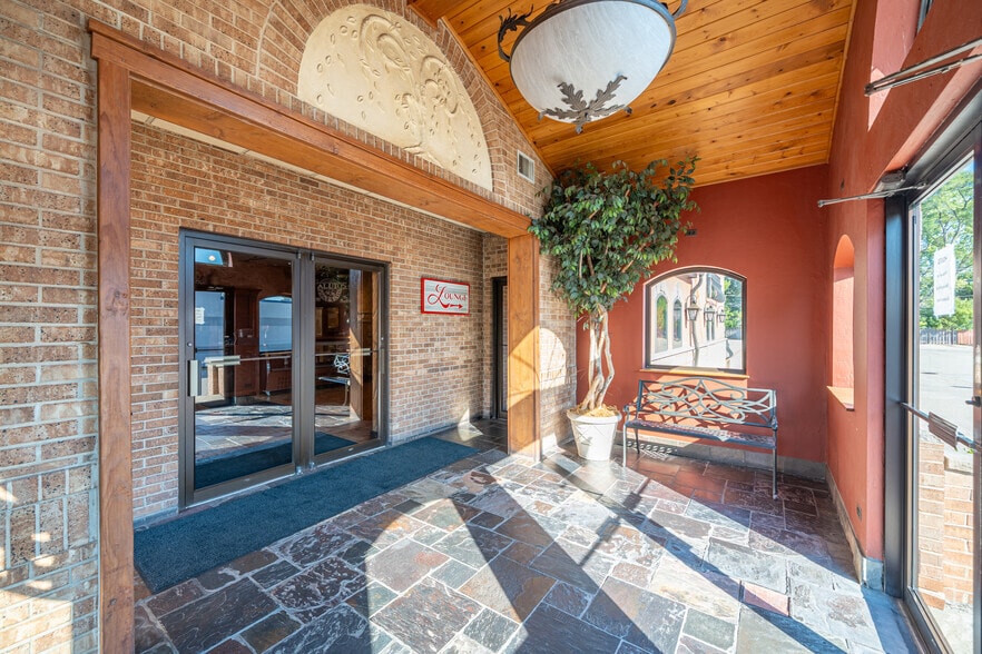 More Photos Of 7680 Grand Ave, Gurnee Restaurant For Sale