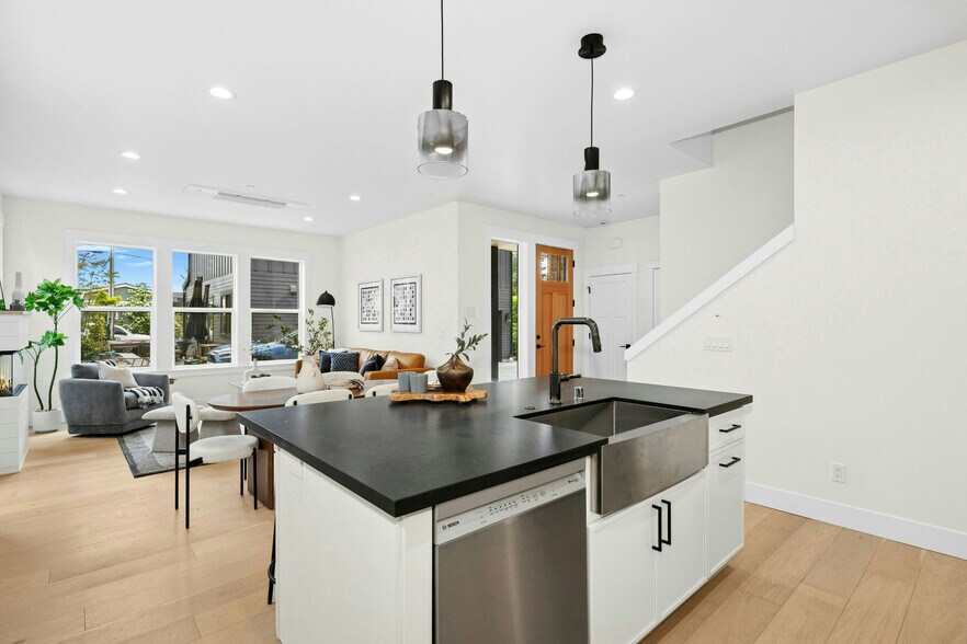 More Photos Of 636 11th Ave, Kirkland Apartments For Sale