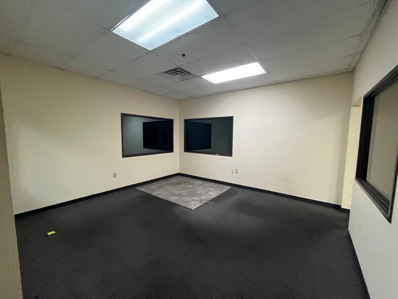 More Photos Of 4220-4232 Charter Ave, Oklahoma City Warehouse For Lease