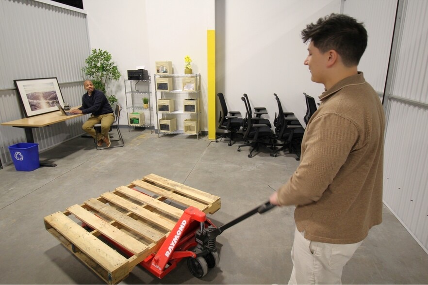 More Photos Of 1600 W Plano Pky, Plano Warehouse For Lease