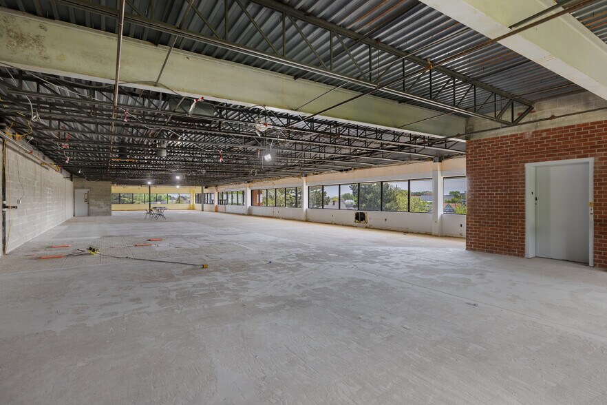 More Photos Of 398-400 Riverside Ave, Medford Light Manufacturing For Lease