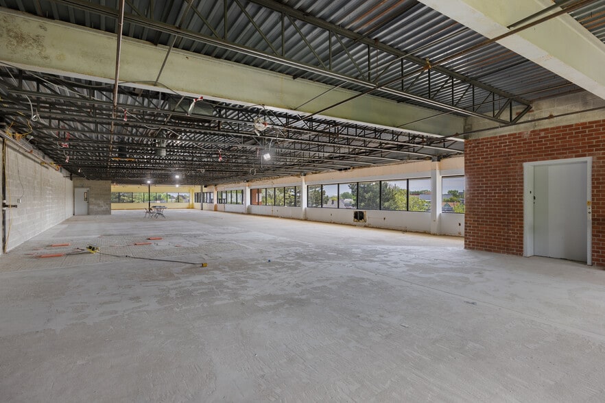 More Photos Of 398-400 Riverside Ave, Medford Light Manufacturing For Lease