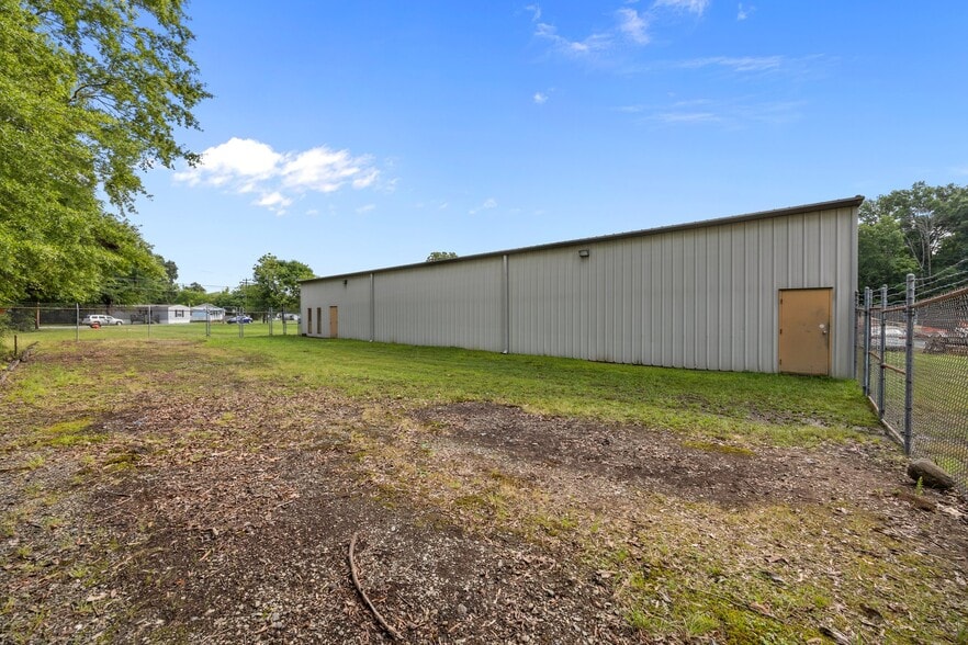 More Photos Of 808 E Parker St, Graham Industrial For Sale