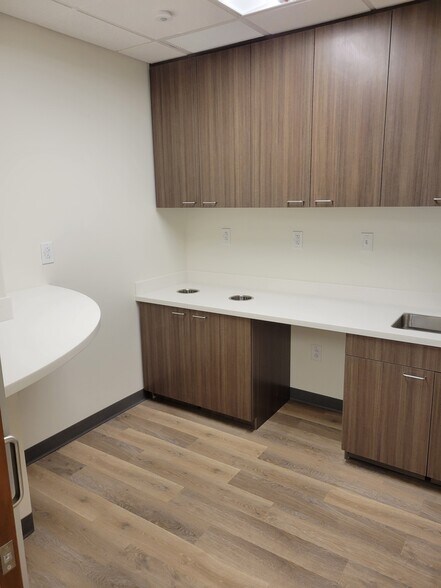 More Photos Of 2060 W Whispering Wind Dr, Phoenix Medical For Lease