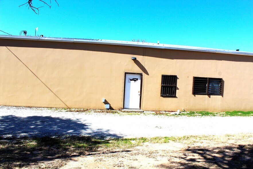 More Photos Of 1808 Barnett Dr, Weatherford Warehouse For Lease