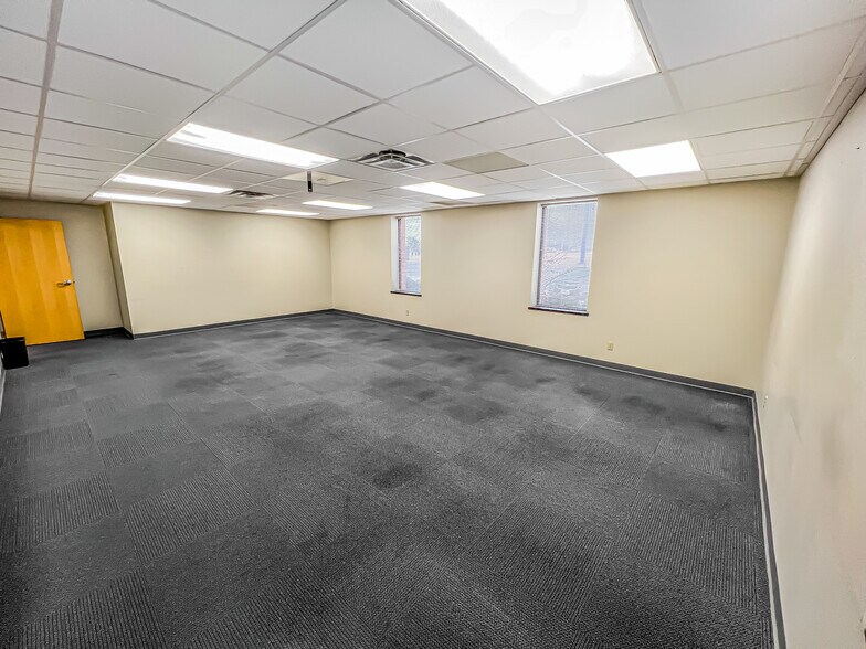 More Photos Of 4411 Woodson Rd, Saint Louis Office For Lease