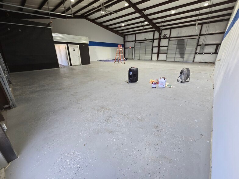 More Photos Of 600 S Cherry Ln, White Settlement Light Distribution For Lease