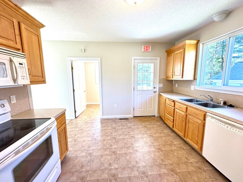 More Photos Of 90 S Main St, East Windsor Office For Sale