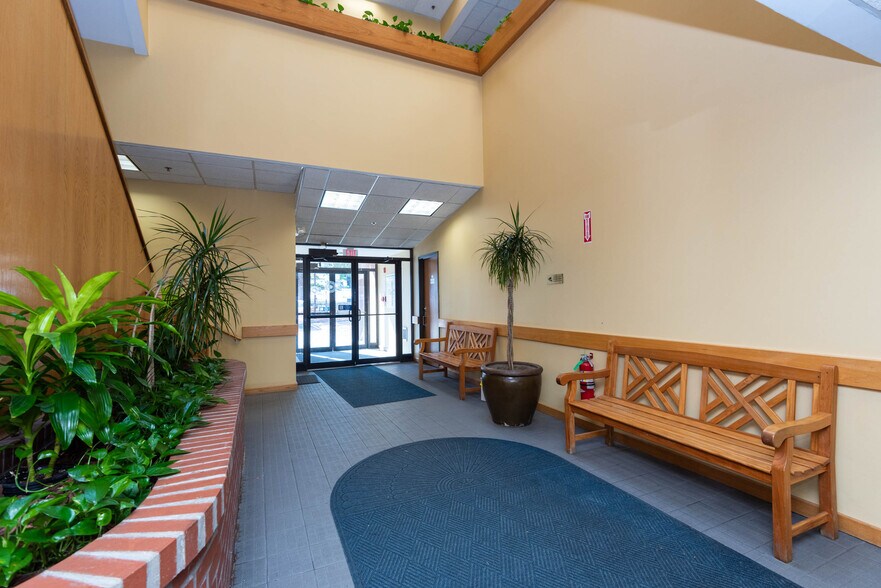 More Photos Of 39 Cross St, Peabody Medical For Lease