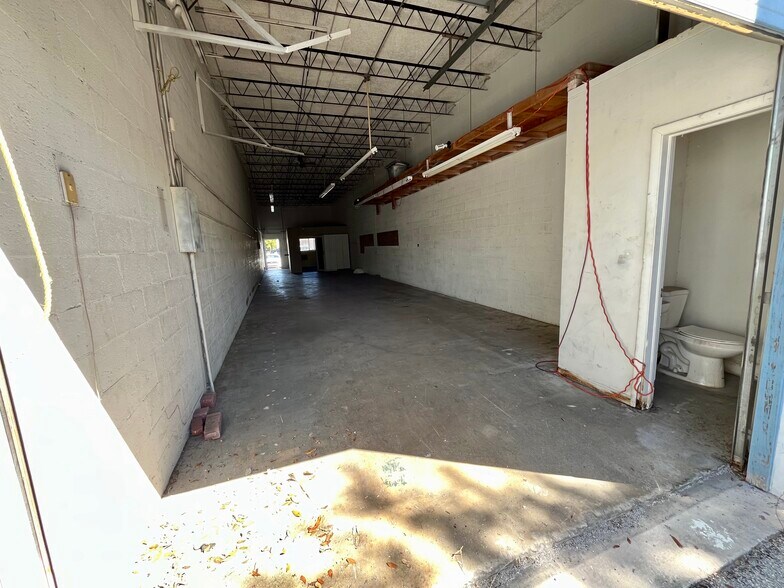More Photos Of 692 NE 40th Ct, Oakland Park Warehouse For Sale