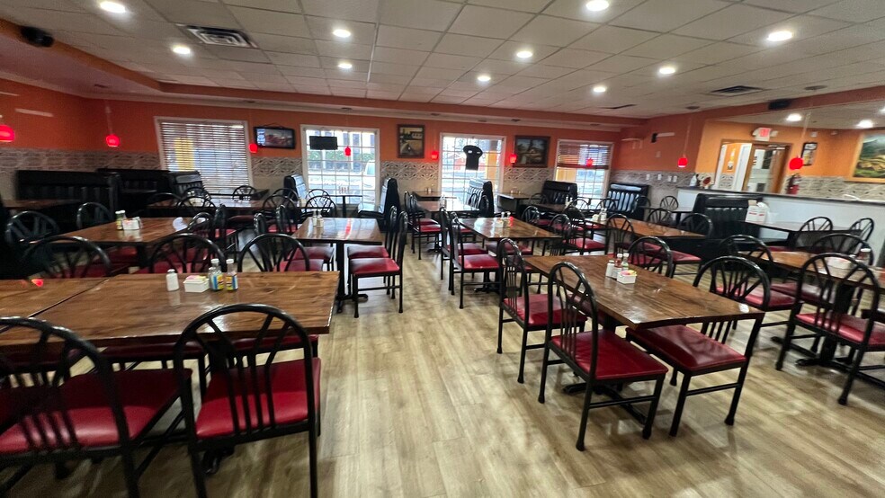 More Photos Of 2209 Meadow Dr, Louisville Restaurant For Lease