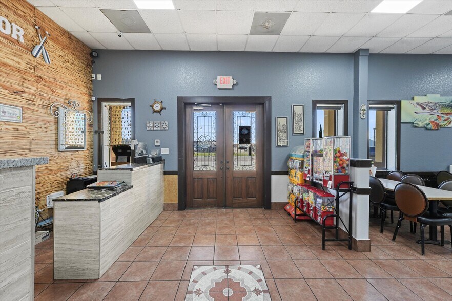 More Photos Of 918 W Plantation Dr, Clute Restaurant For Sale