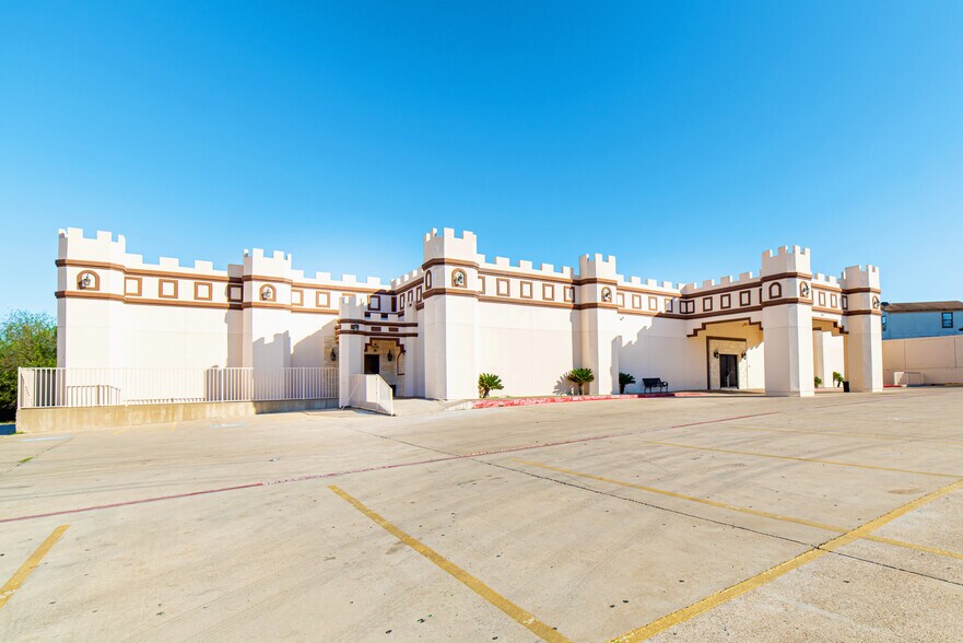 More Photos Of 819 Los Presidentes Ave, Laredo Storefront Retail Office For Sale