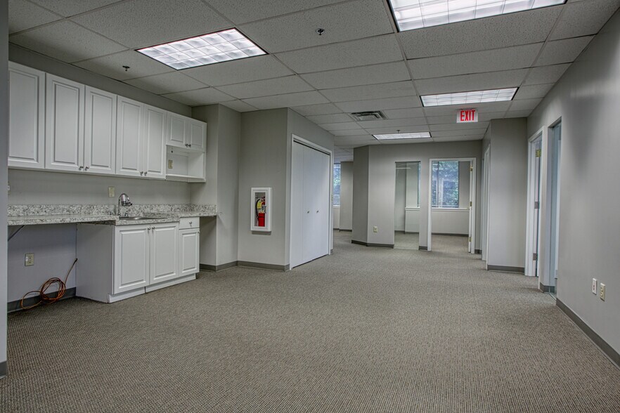 More Photos Of 6065 Roswell Rd NE, Atlanta Office For Sale