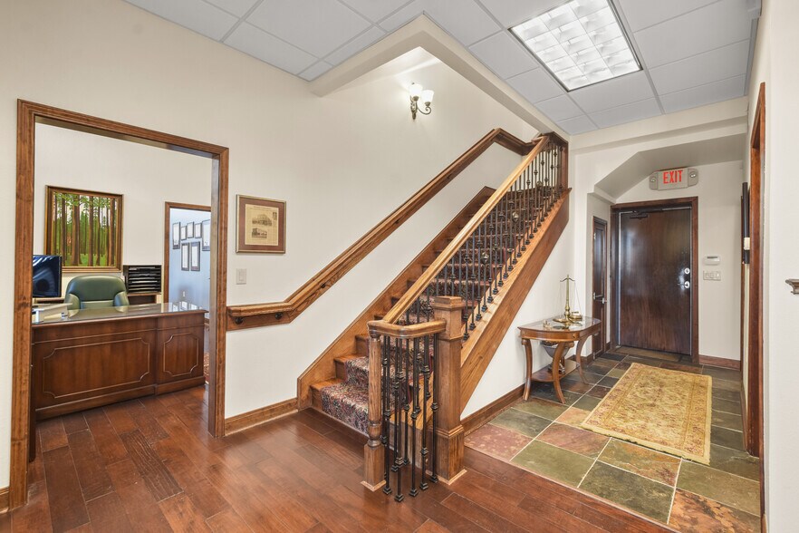 More Photos Of 101 Simonton St, Conroe Loft Creative Space For Lease