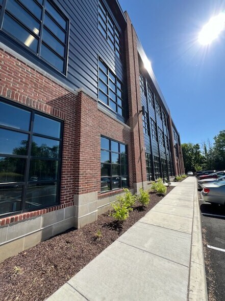 More Photos Of 800 Creek View Rd, Newark Office For Lease