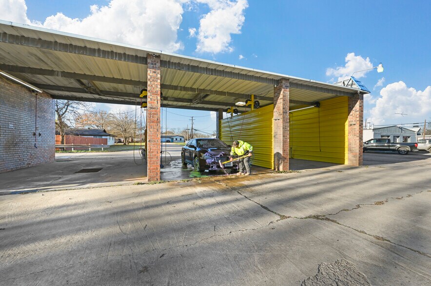 More Photos Of 805 Poindexter Ave, Cleburne Carwash For Sale