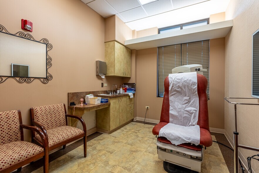 More Photos Of 16105 S La Grange Rd, Orland Park Medical For Lease